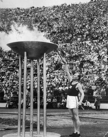 נורמי בעת הדלקת הלפיד האולימפי ב-1952